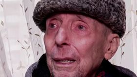 Bătrân din Capitală, jefuit de 100.000 de euro de propriul nepot! Bărbatul a izbucnit în lacrimi: „N-am crezut niciodată că sângele tău vine să te jefuiască”